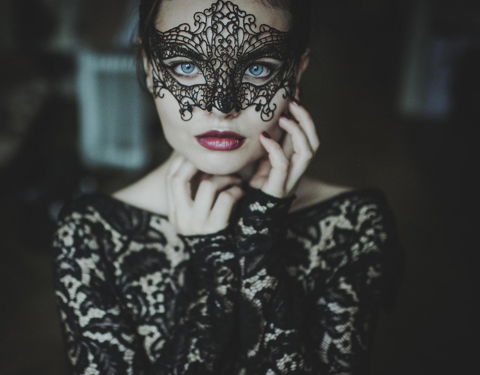 girl-mask-view-dress-lace